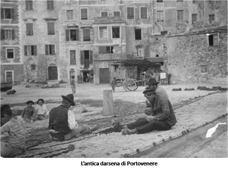 Pescatori alla riparazione delle reti sulla playa, sullo sfondo le prime case-torri della Calata e l’ingresso alla Darsena