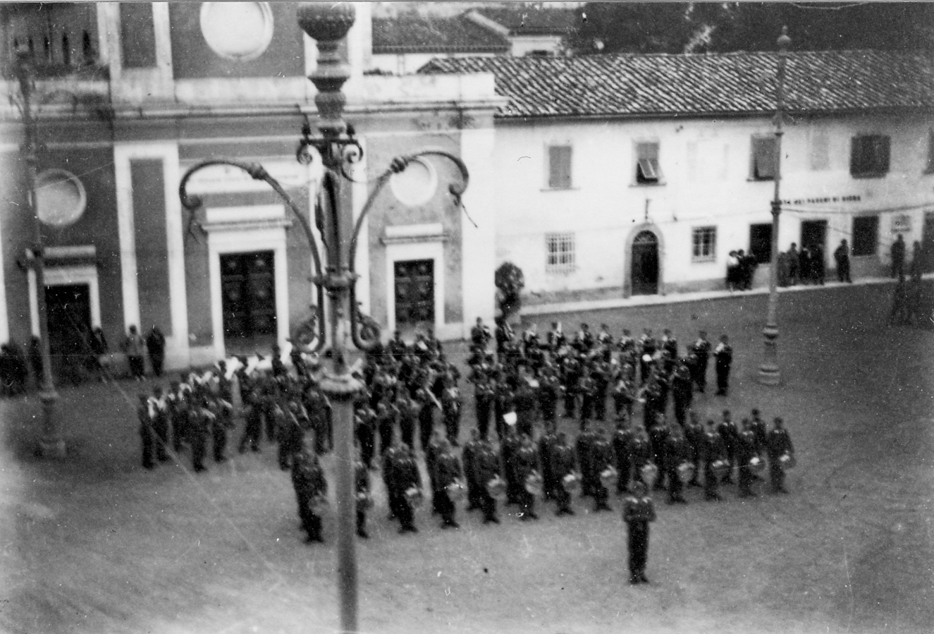 la banda militare "Hermann Goering" schierata sulla Piazza delle Terme tiene un concerto per i feriti dell'ospedale militare tedesco, 1944
