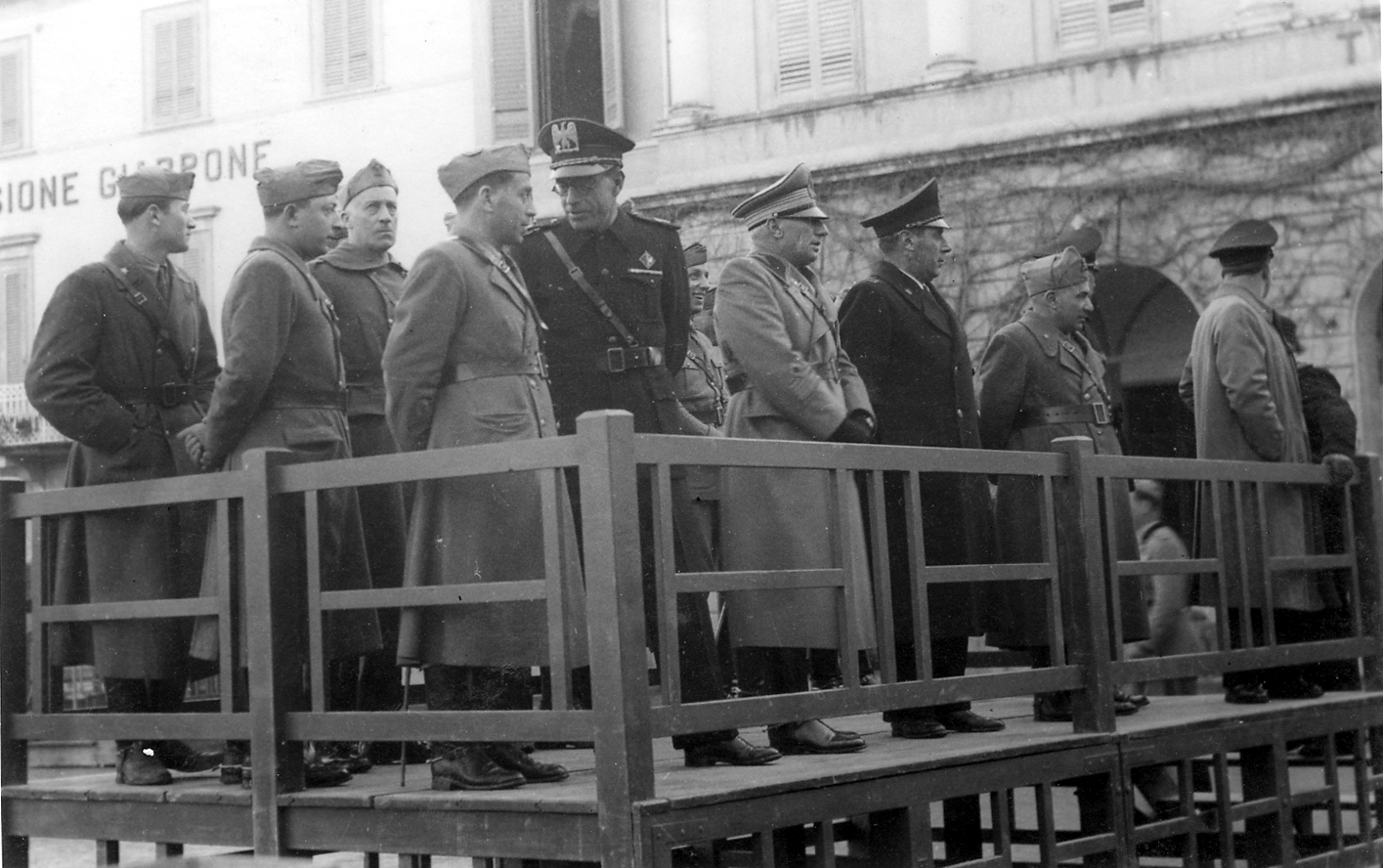 le autorità civili e militari presenziano alla sfilata degli allievi ufficiali della Scuola Militare di Lucca, 1940
